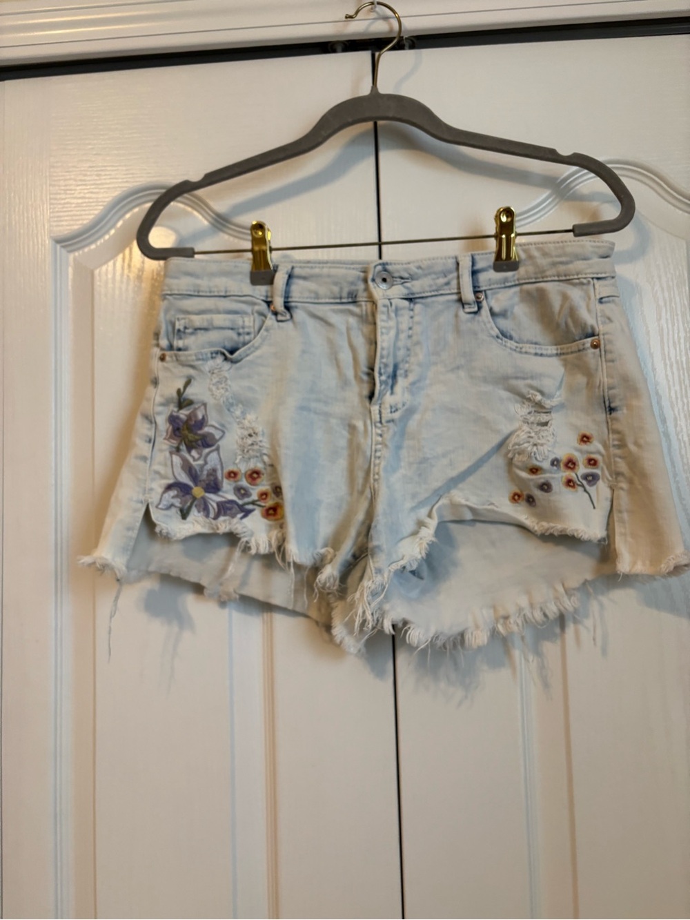 hippie laundry Light Wash Distressed Denim Shorts with Floral Embroidery size 31